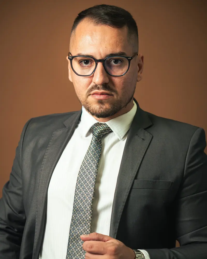 Gustavo Cavalcanti de terno, em retrato